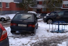 С выпавшим снегом на детские площадки полезли владельцы автомобилей